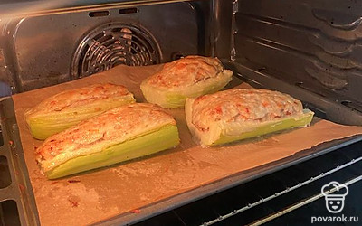 Смазать кабачки сверху майонезом, поставить запекаться в духовку на 50 минут при 180 градусах. Посыпать сверху тертым сыром и запекать еще 10 минут.