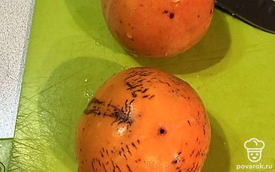 Берем хурму. Моем.