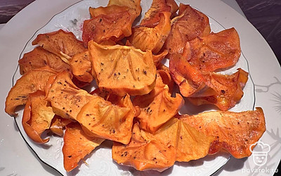 Чипсы из хурмы подаем порционно. Приятного аппетита!