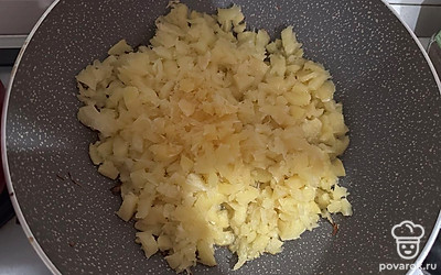 Моем, чистим, нарезаем небольшими кусочками кабачок. Кладем на сковороду, предварительно смазанную растительным маслом.