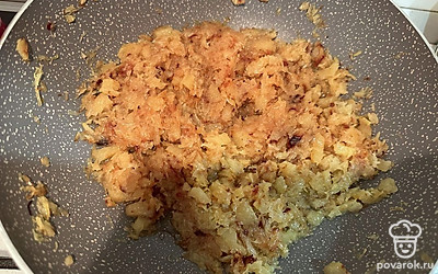 Добавляем соль по вкусу. Жарим до появления золотистой корочки.