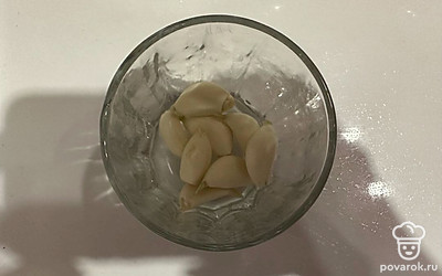 Чистим, моем чеснок.