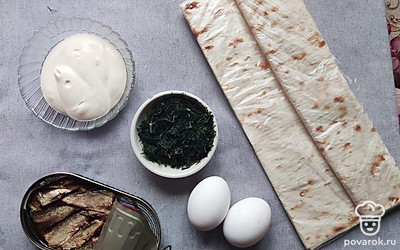 Подготовьте все ингредиенты. Отварите яйца вкрутую. Смешайте майонез с тертым чесноком.