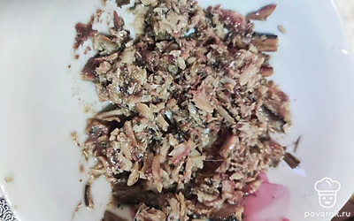 Переложите шпроты в тарелку и разомните.