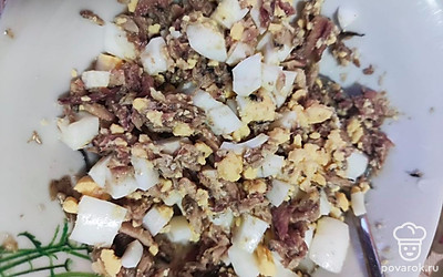 Добавьте к шпротам натертые на крупной терке яйца.