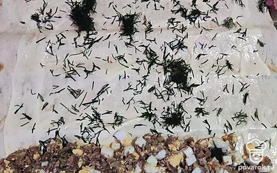 Смажьте майонезом лаваш, посыпьте сверху укроп (или любую зелень). Вниз выложите шпротно-яичную смесь.