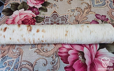 Сверните в плотный рулет и отправьте в холодильник на 25 минут.