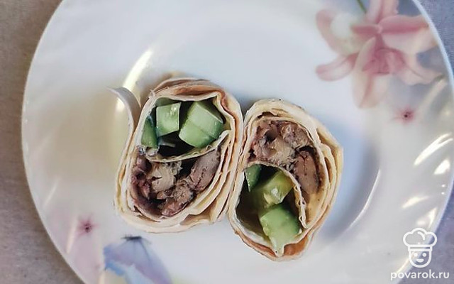 Рулет из лаваша со шпротами и огурцом — Рецепт с фото