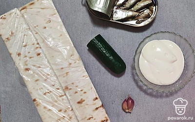 Подготовьте все ингредиенты. Смешайте майонез с тертым чесноком.