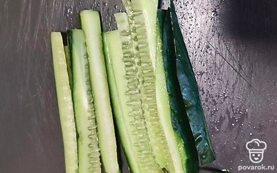 Огурчик нарежьте соломкой.