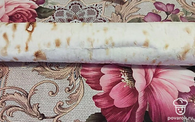 Сверните в рулет и отправьте в холодильник на 30 минут.