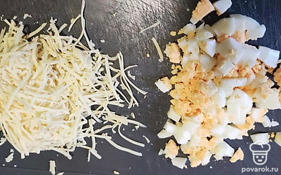 Яйцо нарежьте кубиком. Сыр натрите на мелкой терке.