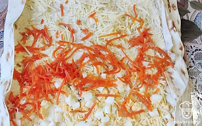 Смажьте лаваш соусом, сверху распределите яйцо, сыр и морковь.