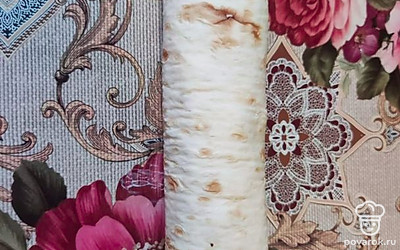 Сверните в рулет и отправьте в холодильник на 15 минут.