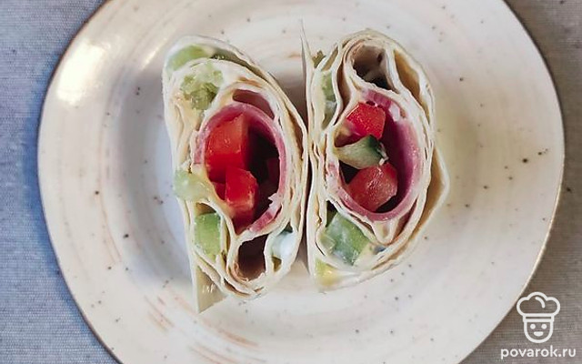 Рулет из лаваша с колбасой, огурцом и перцем — Рецепт с фото