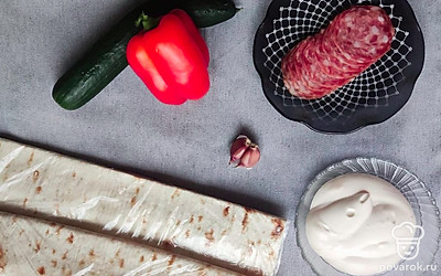 Подготовьте все ингредиенты. Смешайте майонез с натертым чесноком.