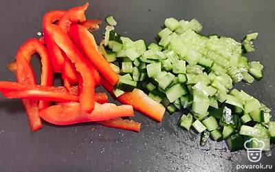 Огурцы нарежьте мелким кубиком, а перец — полосками.