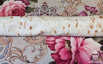 Сверните в рулет и отправьте в холодильник на 15 минут.