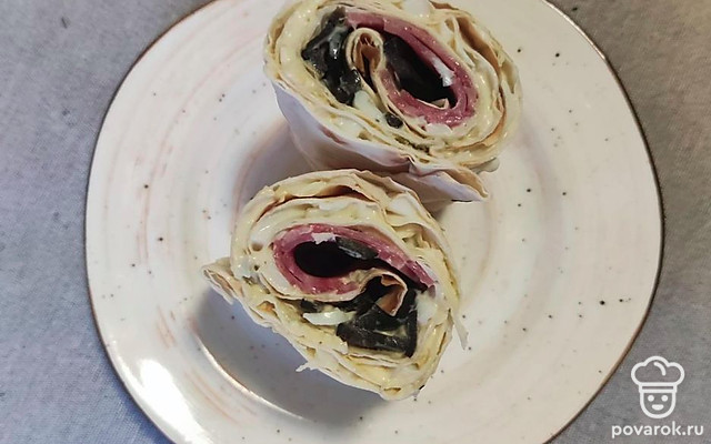 Рулет из лаваша с колбасой, маслинами и яйцом — Рецепт с фото