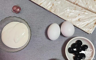 Подготовьте все ингредиенты. Отварите яйца. Нарежьте маслины кружочком. Натрите на мелкой терке чеснок.
