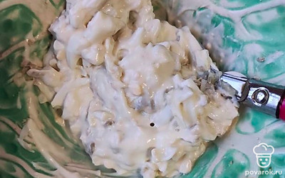 Смешайте натертые на крупной терке яйца с майонезом и чесноком.