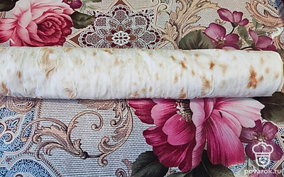 Отправьте рулет в холодильник на 20 минут. Достаньте и нарежьте порционно.