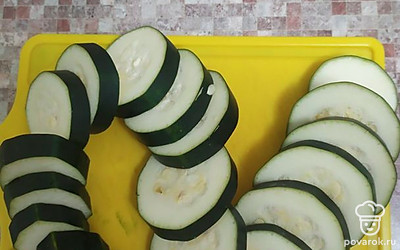 Кабачок помыть, нарезать кружочками толщиной 1 сантиметр.