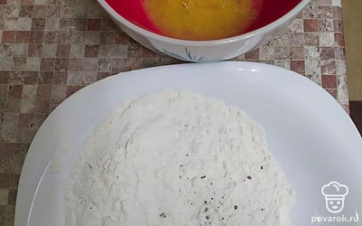 В муку добавить специи (соль, перец) по вкусу, яйца взбить вилкой, слегка посолить.