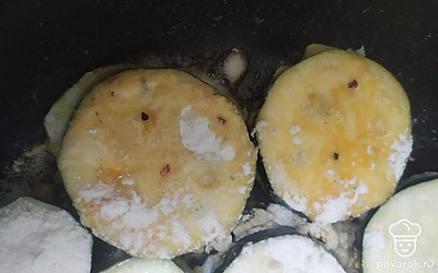 Каждое колечко опустить в муку и в яйцо (с двух сторон) и обжарить на подсолнечном масле с двух сторон. Жарить на среднем огне или чуть ниже, пока кабачок на станет мягким.