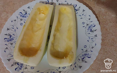 Кабачок разрезаем пополам и аккуратно ложкой извлекаем сердцевину.