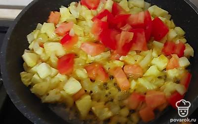 Сердцевину кабачка нарезаем кубиками и обжариваем с помидором и луком.