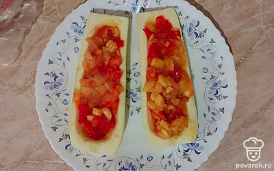 Начиняем кабачки.