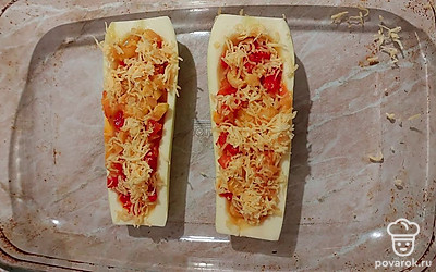 Посыпаем сыром и выпекаем в духовке 20 минут.