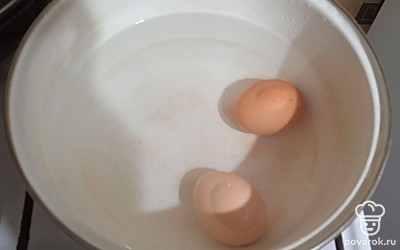 Варим яйца до готовности (10 минут).