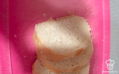 Нарезаем батон ломтиками. У меня 4.