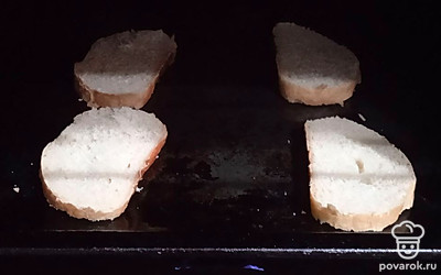 Ставим в разогретую духовку на 10 минут. С двух сторон нужно подрумянить при 180-220 градусах.