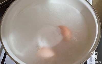 Когда яйца сварятся, достаем, остужаем и чистим.