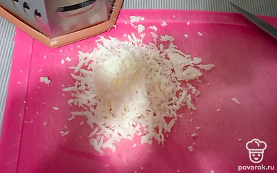 Сыр натираем на мелкой терке.