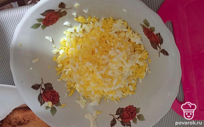 Соединяем с майонезом и чесноком. 