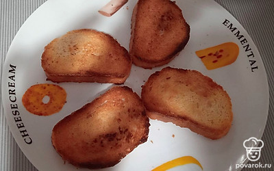 Достаем кусочки батона из духовки.