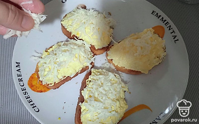 Сверху посыпаем сыром.