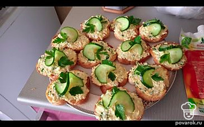 Можно добавить зелень или свежий огурец.