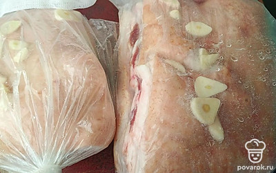 Предварительно посолите сало. Сало натереть обильно солью, добавить чеснок и положить а пакет. Оставить на 1-2 дня, в зависимости от размера куска. 