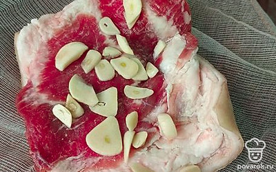 Выложить соленое сало на марлю. Если у вас несколько кусков, то каждый положите отдельно.