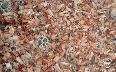 Замочите предварительно щепу для копчения примерно на час. Она продается в магазинах.