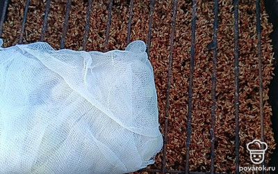 После замачивания щепу положите на дно коптильни. 