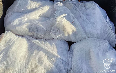 Уложите куски сала плотно друг к дружке. Закройте коптильню и поставьте ее на огонь. Ориентируйтесь по размеру кусочков. Мои стояли примерно 3 часа.