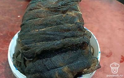 Вытащите сало. Марлю снимите.