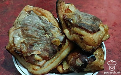 Можно добавить к готовому салу еще свежий чеснок. Приятного аппетита!