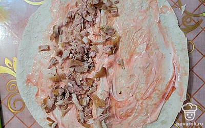 Поверхность лаваша смазать смесью кетчупа и сметаны. Курицу нарезать небольшими кусочками, выложить на половинку лаваша.